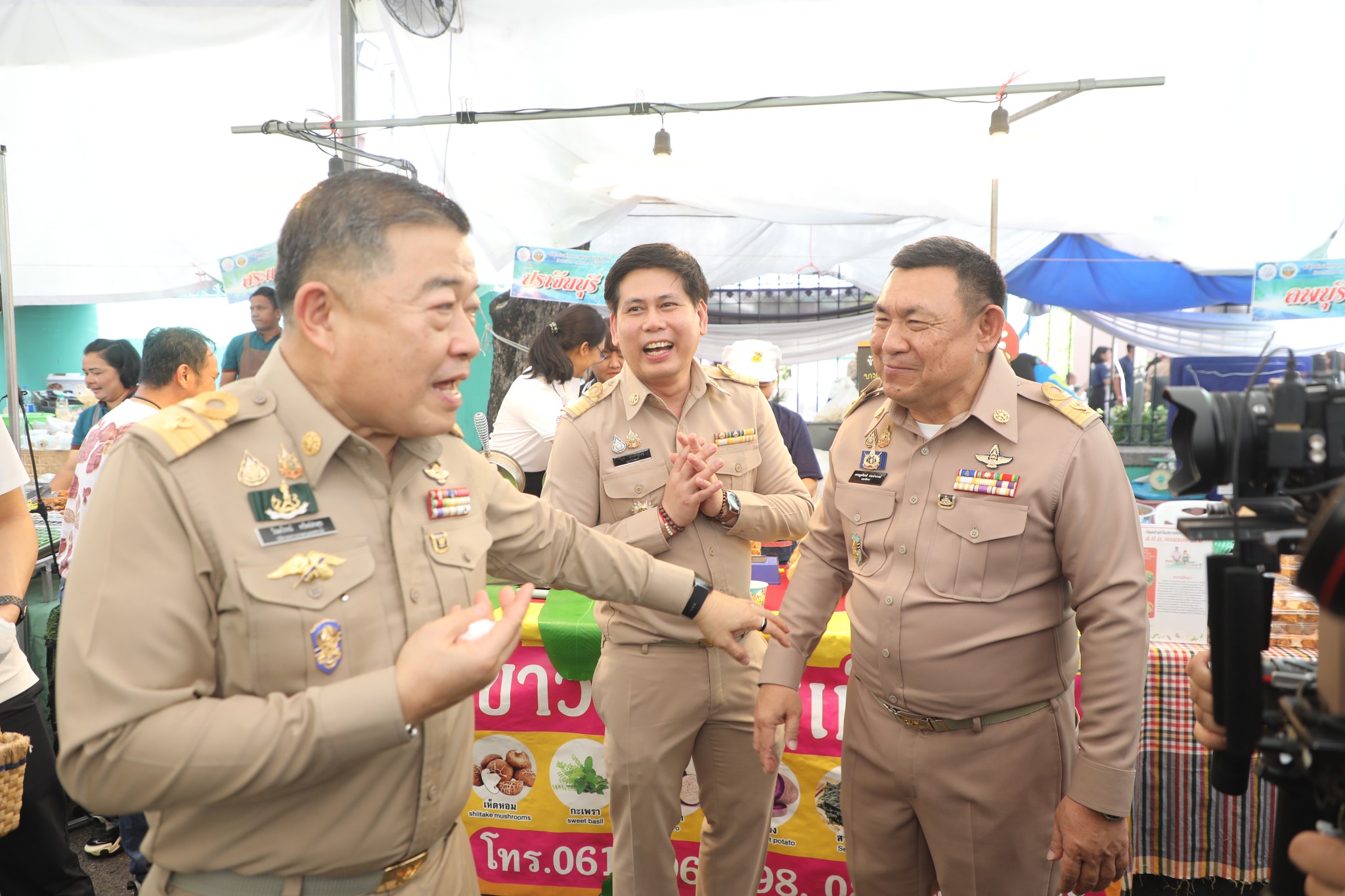 title - ปลัดกระทรวงเกษตรฯ และผู้บริหาร ส.ป.ก. เยี่ยมชมร้านค้า ในงานวันคล้ายวันสถาปนา ส.ป.ก. ครบรอบ 51 ปี